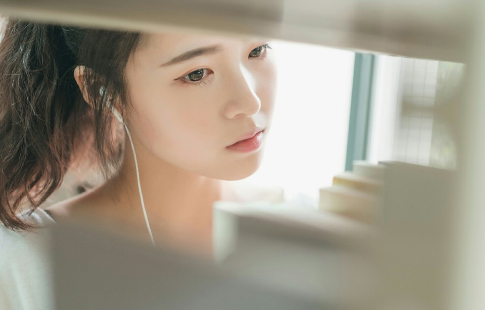 姐妹俩依言进来，大乔担忧的看了小乔一眼，连忙向吕布道：“夫君，妹妹她只是……毕竟当年也算相识一场，并不是……”